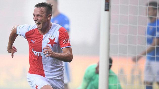 Útočník Slavie Stanislav Tecl slaví trefu do sítě Baníku Ostrava. Útočník Slavie Stanislav Tecl slaví trefu do sítě Baníku Ostrava.