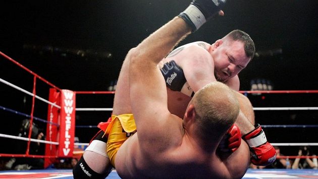 Americký zápasník MMA Travis Fulton (nahoře) na archivním snímku Americký zápasník MMA Travis Fulton (nahoře) na archivním snímku