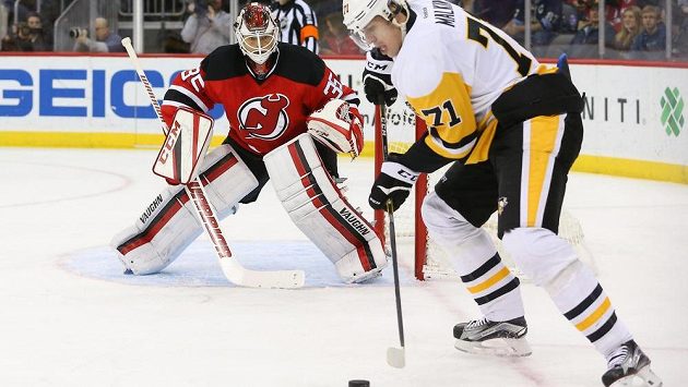 Jevgenij Malkin z Pittsburghu a brankář Cory Schneider z New Jersey Devils. Jevgenij Malkin z Pittsburghu a brankář Cory Schneider z New Jersey Devils.