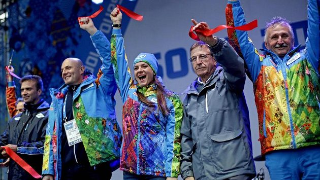 Ruská tyčkařka Jelena Isinbajevová (uprostřed) zahájila v Soči provoz olympijské vesnice. Ruská tyčkařka Jelena Isinbajevová (uprostřed) zahájila v Soči provoz olympijské vesnice.