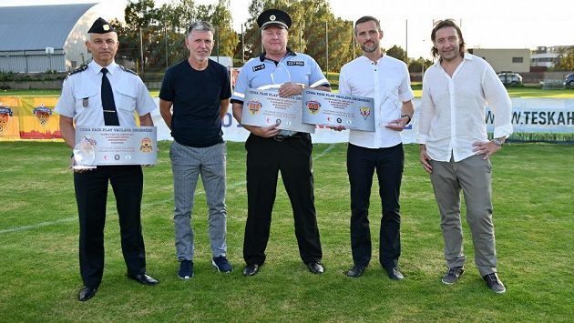 Pražský fotbalový svaz vyzdvihl záchranáře, hasiče a policisty. Udělil jim Cenu fair play Václava Drobného. Ocenění předal zástupcům jednotlivých složek Integrovaného záchranného systému v hlavním městě předseda PFS Dušan Svoboda (vpravo). Pražský fotbalový svaz vyzdvihl záchranáře, hasiče a policisty. Udělil jim Cenu fair play Václava Drobného. Ocenění předal zástupcům jednotlivých složek Integrovaného záchranného systému v hlavním městě předseda PFS Dušan Svoboda (vpravo).