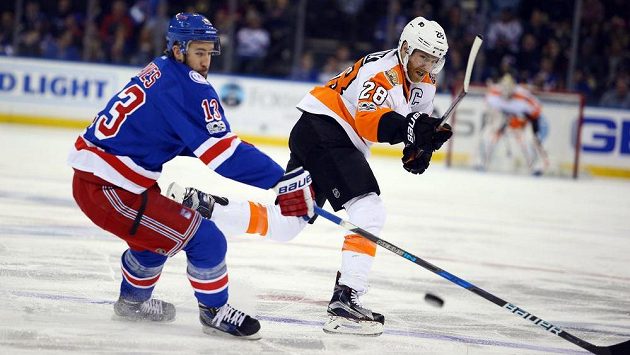 Claude Giroux (28) z Philadelphie a Kevin Hayes (13) z New York Rangers. Claude Giroux (28) z Philadelphie a Kevin Hayes (13) z New York Rangers.