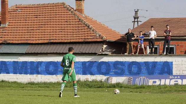 Fotbalista kosovského týmu KF Ferronikeli jde pro balón. Fotbalista kosovského týmu KF Ferronikeli jde pro balón.