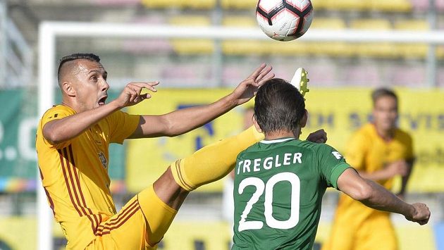 Zleva Ivan Schranz Dukly a Jaroslav Tregler z Příbrami. Zleva Ivan Schranz Dukly a Jaroslav Tregler z Příbrami.