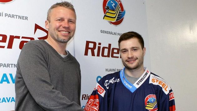 Jakub Petr (vlevo) vítá Rastislava Deje ve Vítkovicích. Jakub Petr (vlevo) vítá Rastislava Deje ve Vítkovicích.