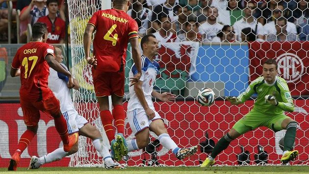 Belgický forvard Origi (vlevo) právě střílí rozhodující gól duelu s Ruskem. Belgický forvard Origi (vlevo) právě střílí rozhodující gól duelu s Ruskem.