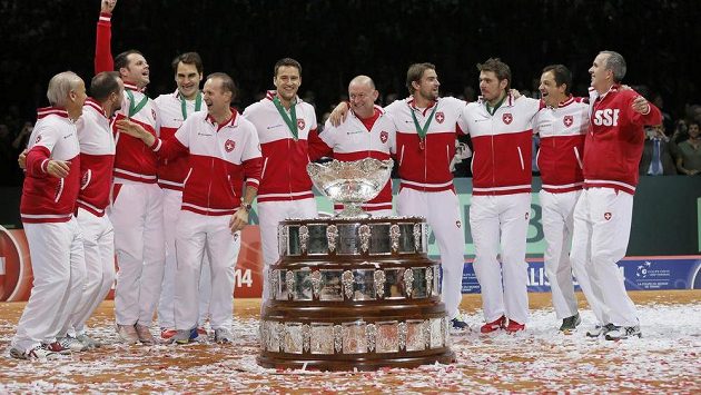 Švýcarští tenisté se radují ze zisku Davis Cupu. Švýcarští tenisté se radují ze zisku Davis Cupu.