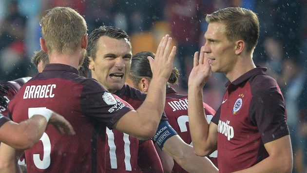Fotbalisté Sparty se radují. Zleva Jakub Brabec, David Lafata a Bořek Dočkal. Fotbalisté Sparty se radují. Zleva Jakub Brabec, David Lafata a Bořek Dočkal.