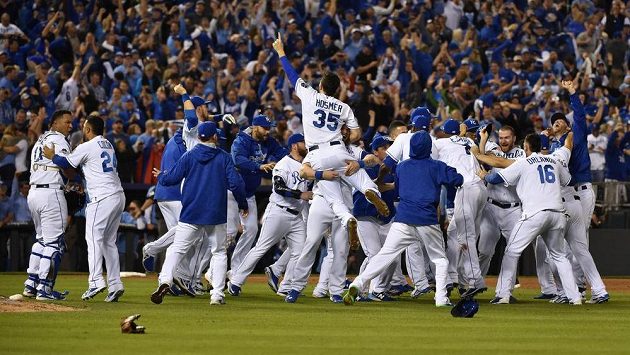 Basebalisté Kansasu City Royals se radují z postupu do finále MLB. Basebalisté Kansasu City Royals se radují z postupu do finále MLB.