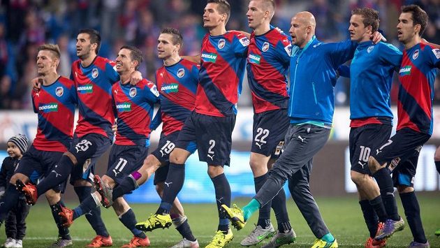 Fotbalisté Viktorie Plzeň oslavují vítězství nad Spartou. Fotbalisté Viktorie Plzeň oslavují vítězství nad Spartou.