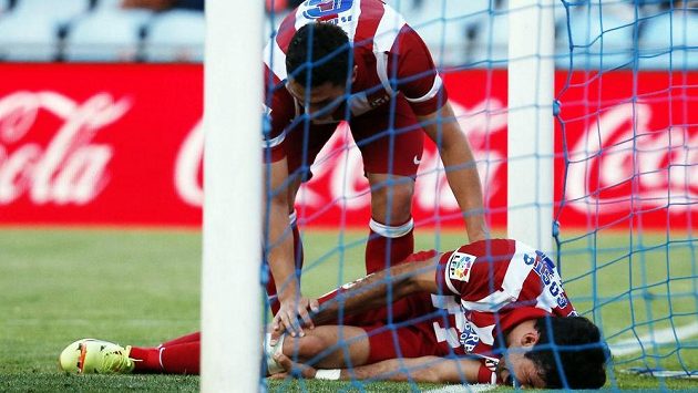 Koke z Atlétika Madrid se sklání nad zraněným spoluhráčem Diegem Costou v ligovém utkání na hřišti Getafe. Koke z Atlétika Madrid se sklání nad zraněným spoluhráčem Diegem Costou v ligovém utkání na hřišti Getafe.