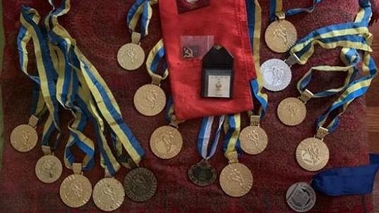 Ztracené medaile Jevgenije Bělošejkina už znovu vlastní rodina tragicky zemřelého brankáře. Ztracené medaile Jevgenije Bělošejkina už znovu vlastní rodina tragicky zemřelého brankáře.