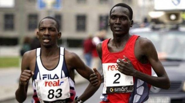 Sammy Korir (vlevo) společně s Paulem Tergatem na trati berlínského maratonu Sammy Korir (vlevo) společně s Paulem Tergatem na trati berlínského maratonu