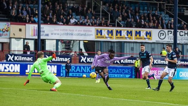 Fotbalista Glasgow Rangers Aribo (ve fialovém) střílí jediný gól zápasu obhájce titulu na hřišti FC Dundee. Fotbalista Glasgow Rangers Aribo (ve fialovém) střílí jediný gól zápasu obhájce titulu na hřišti FC Dundee.