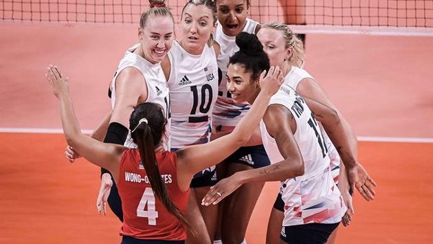 Americký tým volejbalistek. První zprava největší hvězda Jordan Thompsonová. Americký tým volejbalistek. První zprava největší hvězda Jordan Thompsonová.