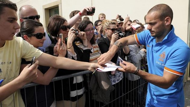 Wesley Sneijder se v Krakově podepisuje fanouškům Wesley Sneijder se v Krakově podepisuje fanouškům