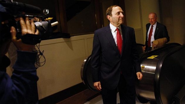 Komisionář NHL Gary Bettman přichází na jednání se zástupci klubů. Komisionář NHL Gary Bettman přichází na jednání se zástupci klubů.