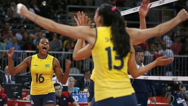 Brazilské volejbalistky oslavují získaný bod v utkání se Srbskem. Brazilské volejbalistky oslavují získaný bod v utkání se Srbskem.