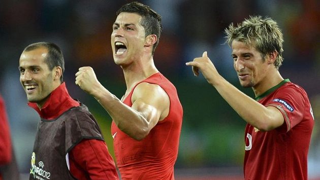 Cristiano Ronaldo (uprostřed) se raduje z postupu do čtvrtfinále. Cristiano Ronaldo (uprostřed) se raduje z postupu do čtvrtfinále.