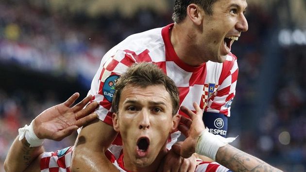 Chorvatská radost po vstřelení gólu do sítě Itálie. Chorvatská radost po vstřelení gólu do sítě Itálie.