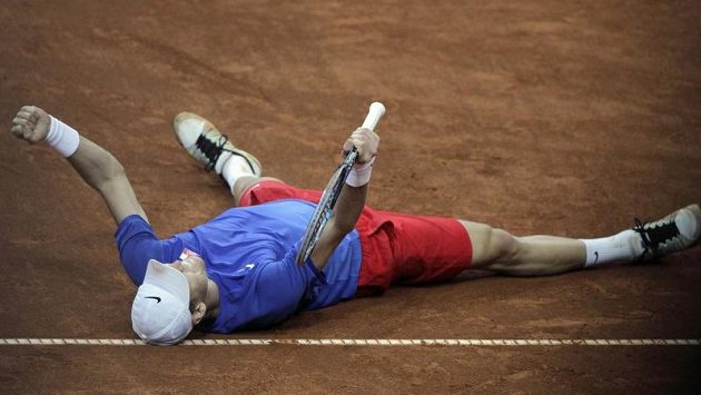 Tomáš Berdych se raduje. Proti Janko Tipsarevičovi vydřel vítězství a Češi jsou v semifinále Davis Cupu. Tomáš Berdych se raduje. Proti Janko Tipsarevičovi vydřel vítězství a Češi jsou v semifinále Davis Cupu.