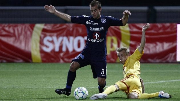 Lukáš Kubáň ze Slovácka (vlevo) v souboji s Tomášem Bergrem z Dukly. Lukáš Kubáň ze Slovácka (vlevo) v souboji s Tomášem Bergrem z Dukly.