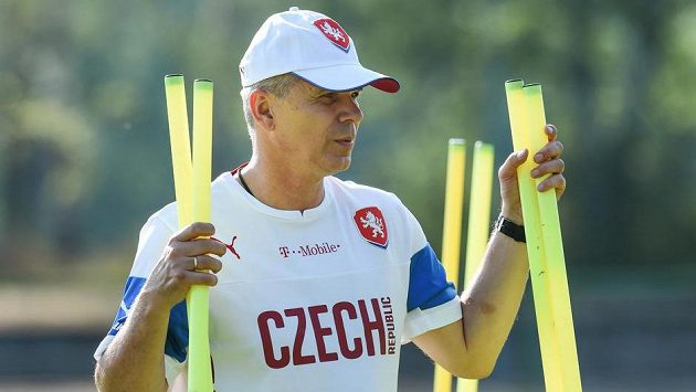 Trenér Vítězslav Lavička na tréninku fotbalové reprezentace do 21 let v Jablonci nad Nisou. Trenér Vítězslav Lavička na tréninku fotbalové reprezentace do 21 let v Jablonci nad Nisou.