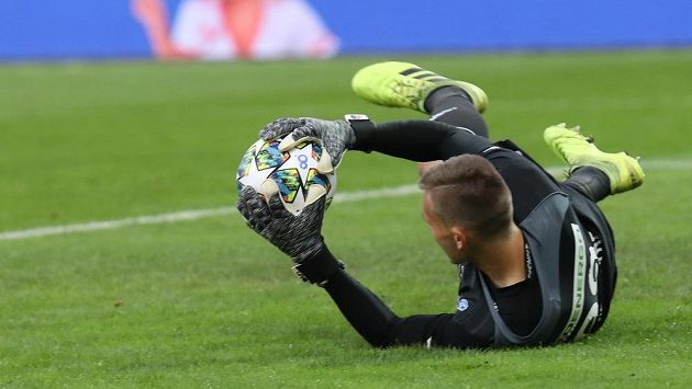 Brankář Boleslavi Petr Mikulec chytá střelu v ligovém utkání na hřišti Karviné. Brankář Boleslavi Petr Mikulec chytá střelu v ligovém utkání na hřišti Karviné.