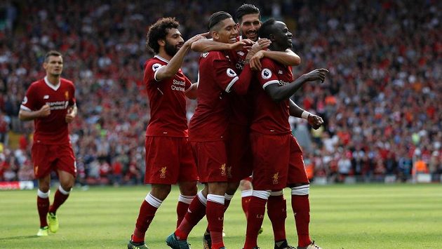 Fotbalisté Liverpolu oslavují branku Sadio Maného (úplně vpravo). Fotbalisté Liverpolu oslavují branku Sadio Maného (úplně vpravo).