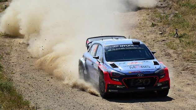 Belgický jezdec Thierry Neuville během Italské rallye. Belgický jezdec Thierry Neuville během Italské rallye.