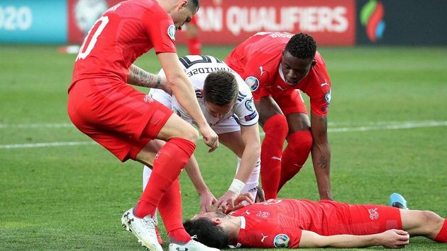 Gruzínec Džano Ananidze vytahuje zapadlý jazyk v bezvědomí ležícímu Švýcarovi Fabianu Schärovi. Gruzínec Džano Ananidze vytahuje zapadlý jazyk v bezvědomí ležícímu Švýcarovi Fabianu Schärovi.
