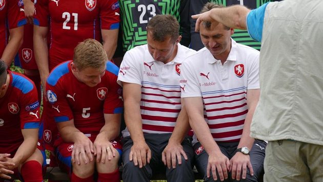 Zprava trenéři Jan Suchopárek a Petr Kouba zaučují kapitána Jakuba Brabce, jak předpisově položit ruce na kolena... Zprava trenéři Jan Suchopárek a Petr Kouba zaučují kapitána Jakuba Brabce, jak předpisově položit ruce na kolena...