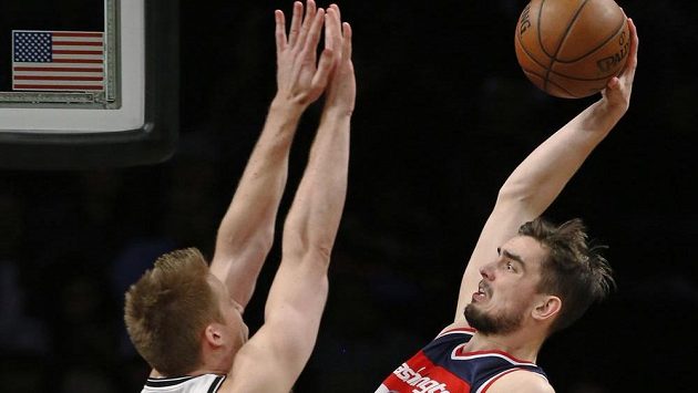 Tomáš Satoranský (vpravo) z Washingtonu a Justin Hamilton z Brooklynu. Tomáš Satoranský (vpravo) z Washingtonu a Justin Hamilton z Brooklynu.