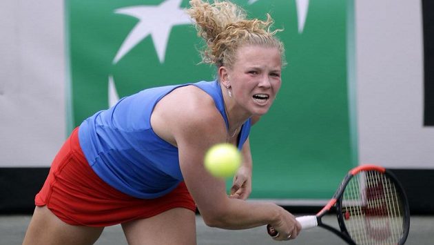 Kateřina Siniaková při utkání s Shelby Rogersovou. Kateřina Siniaková při utkání s Shelby Rogersovou.