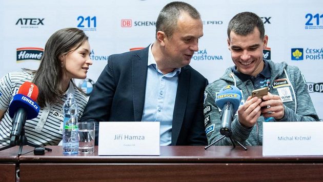 Prezident Českého svazu biatlonu Jiří Hamza mezi Veronikou Vítkovou a Michalem Krčmářem. Prezident Českého svazu biatlonu Jiří Hamza mezi Veronikou Vítkovou a Michalem Krčmářem.