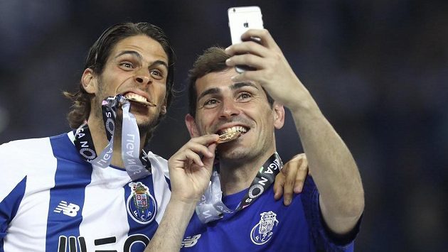Brankář Iker Casillas (vpravo) se spoluhráčem z Porta Goncalem Pacienciou slaví titul v portugalské lize. Brankář Iker Casillas (vpravo) se spoluhráčem z Porta Goncalem Pacienciou slaví titul v portugalské lize.