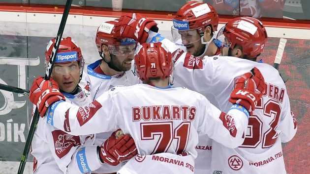 Třinečtí hráči se radují z třetího gólu - zleva Jiří Polanský, Vladimír Svačina, Roberts Bukarts, autor branky Tomáš Kundrátek a Milan Doudera. Třinečtí hráči se radují z třetího gólu - zleva Jiří Polanský, Vladimír Svačina, Roberts Bukarts, autor branky Tomáš Kundrátek a Milan Doudera.