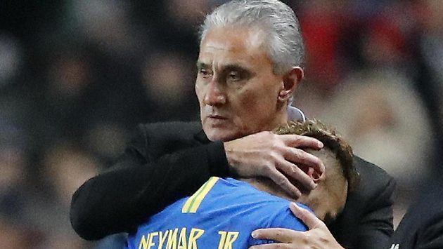 Manažer brazilské fotbalové reprezentace Tite utěšuje zraněnou hvězdu Kanárků - Neymara. Hvězda PSG musela ze hry už v osmé minutě mezistátního utkání s Kamerunem. Manažer brazilské fotbalové reprezentace Tite utěšuje zraněnou hvězdu Kanárků - Neymara. Hvězda PSG musela ze hry už v osmé minutě mezistátního utkání s Kamerunem.