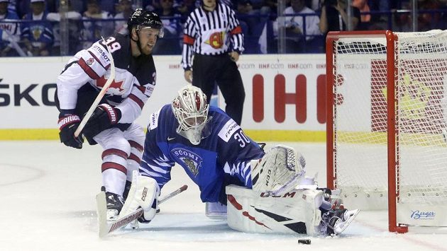 Kanadský hokejista Anthony Mantha v akci před brankou Suomi na mistrovství světa. Branku Finska hájil Kevin Lankinen. Kanadský hokejista Anthony Mantha v akci před brankou Suomi na mistrovství světa. Branku Finska hájil Kevin Lankinen.