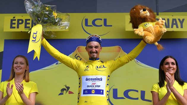 Julian Alaphilippe na stupních vítězů ve žlutém trikotu po dojezdu třetí etapy Tour de France. Julian Alaphilippe na stupních vítězů ve žlutém trikotu po dojezdu třetí etapy Tour de France.
