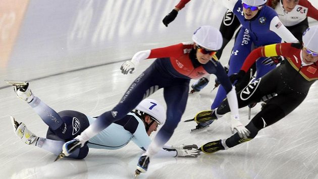 Rychlobruslařka Martina Sáblíková (vpředu) během závodu s hromadným startem v Berlíně. Rychlobruslařka Martina Sáblíková (vpředu) během závodu s hromadným startem v Berlíně.