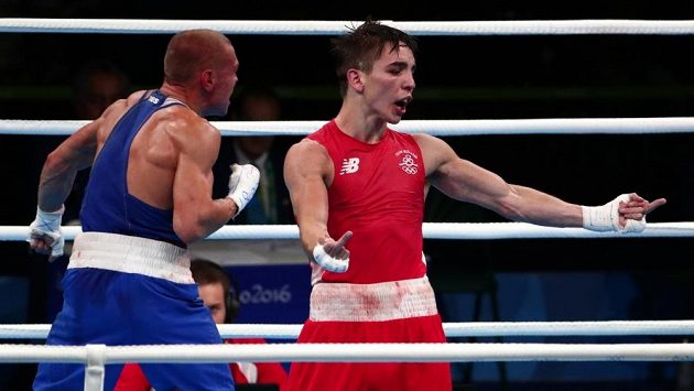 Irský boxer Michael John Conlan (vpravo) ukazuje vztyčené prostředníčky rozhodčím po zápase Vladimirem Nikitineem. Irský boxer Michael John Conlan (vpravo) ukazuje vztyčené prostředníčky rozhodčím po zápase Vladimirem Nikitineem.