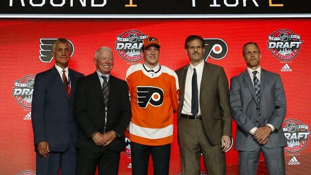 Dvojka draftu, kanadský centr Nolan Patrick (uprostřed), jde k Letcům do Philadelphie. Dvojka draftu, kanadský centr Nolan Patrick (uprostřed), jde k Letcům do Philadelphie.
