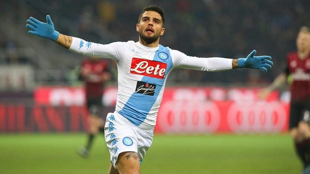 Lorenzo Insigne z Neapole oslavuje svůj gól proti AC Milán. Lorenzo Insigne z Neapole oslavuje svůj gól proti AC Milán.