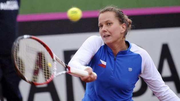 Česká tenistka Barbora Záhlavová-Strýcová během prvního kola Fed Cupu se Španělskem. Česká tenistka Barbora Záhlavová-Strýcová během prvního kola Fed Cupu se Španělskem.