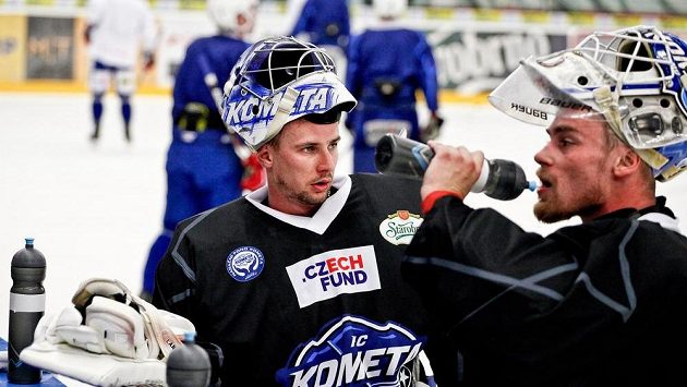 Brněnští brankáři Marek Langhamer (vlevo) a Karel Vejmelka. Brněnští brankáři Marek Langhamer (vlevo) a Karel Vejmelka.
