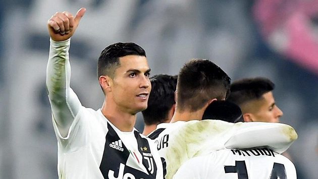 Fotbalisté Juventusu slaví výhru nad Interem. Fotbalisté Juventusu slaví výhru nad Interem.