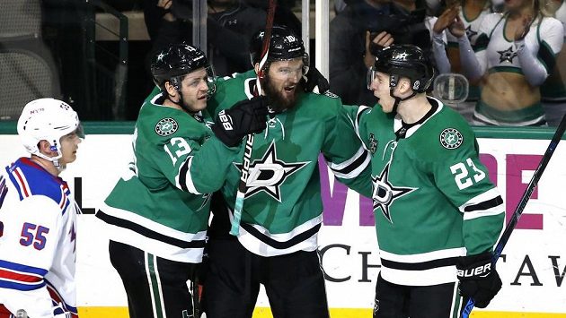 Hokejisté Dallasu Stars Mattias Janmark (13), Martin Hanzal a Esa Lindell (23) slaví rozhodující gól českého útočníka proti Rangers. Hokejisté Dallasu Stars Mattias Janmark (13), Martin Hanzal a Esa Lindell (23) slaví rozhodující gól českého útočníka proti Rangers.