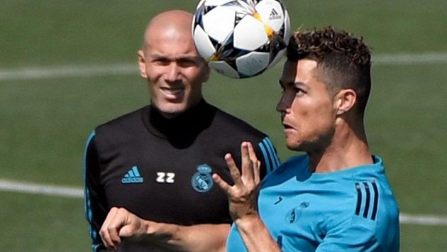 Cristiano Ronaldo a Zinédine Zidane znovu pohromadě? V Juventusu, tvrdí španělský portál. Cristiano Ronaldo a Zinédine Zidane znovu pohromadě? V Juventusu, tvrdí španělský portál.