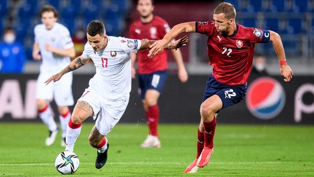 Vitali Lisakovič z Běloruska a Tomáš Souček během utkání kvalifikace MS 2022. Vitali Lisakovič z Běloruska a Tomáš Souček během utkání kvalifikace MS 2022.